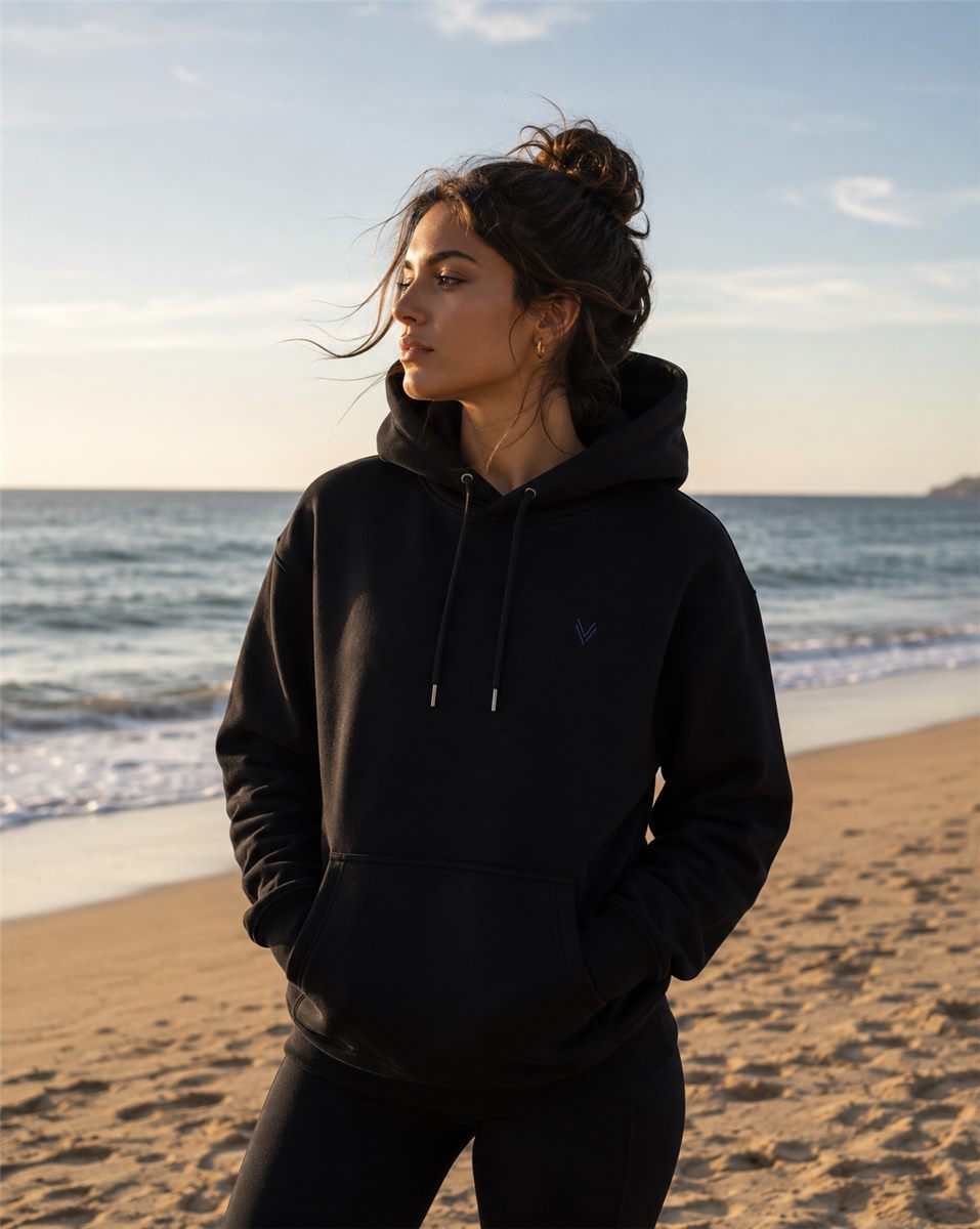 Mujer usando polerón Signature VANTIA negro