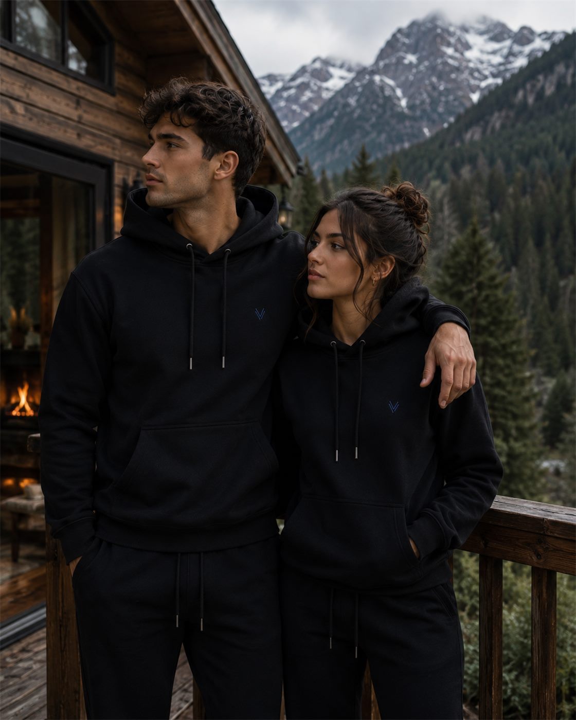 Pareja usando polerón Signature VANTIA negro